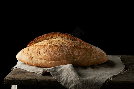 在木板上烤白小麦面面粉面包粮食乡村棕色面包师黑色小吃脆皮木头食物营养背景图片