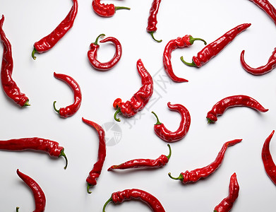 全熟红辣椒 散落在白种背景上烹饪厨房蔬菜燃烧胡椒工作室市场香料食物营养背景图片