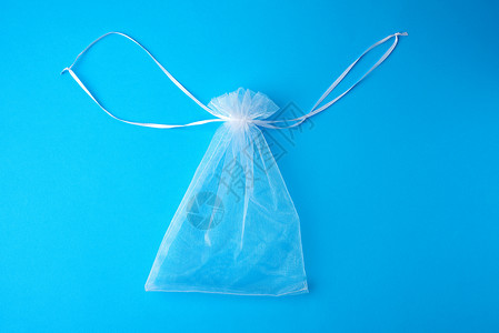 以白色透明合成织物制成的袋装白塑料袋 用于礼品和礼包背景图片