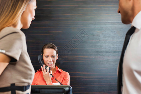 会议签到毛笔字接待员打电话找她的经理 而商界人士却在大厅里等她背景