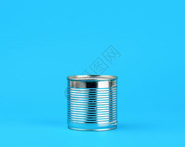蓝色背景的保存食物用硬铁罐背景图片