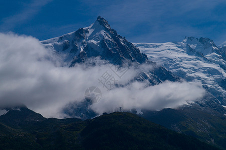夏天在法国阿尔卑斯山山台山脉自然场景天空低温雪山山峰环境背景图片