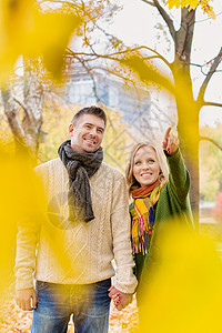 秋夕下载成年夫妇在公园公园中散步时享受秋秋背景