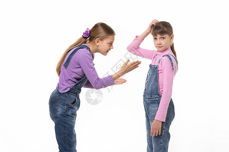 那个女孩想向姐姐解释一些事情 她头部被打得乱七八糟的背景图片