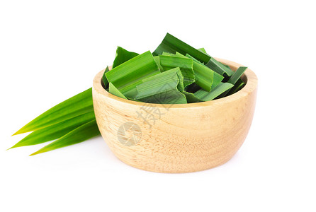 新鲜的绿色板兰叶 木碗切片 隔绝在WH食物草本植物绿色草本叶子植物香气树叶白色烹饪背景图片