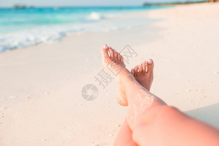 在浅水的白沙滩上 女人的脚蓝色休闲晴天赤脚阳光棕褐色海岸线闲暇足部脚趾背景图片