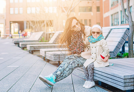 纽约高线公园母亲和小孩的家庭在公共高线城市公园享受阳光明媚的一天背景