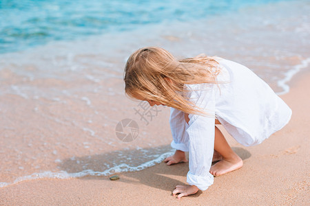 我们得海洋可爱的小女孩在度假期间 在热带海滩玩得开心支撑海岸女孩女性假期女儿婴儿乐趣旅游海洋背景