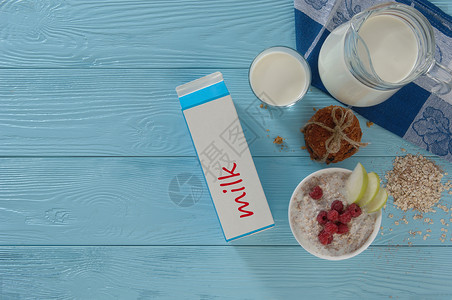 蓝底奶制品产品蓝底用具包装玻璃杯子餐巾水壶营养面包健康饮食盒子背景图片