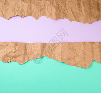 抽象淡紫色绿色背景与棕色撕纸元素背景图片