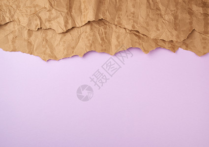 抽象淡紫色背景与棕色撕纸元素回收床单边界广告工艺框架纸板文档古董羊皮纸背景图片