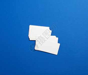 蓝色背景上的一叠长方形白色空白名片推广地址推介会职业公司卡片小样办公室品牌身份背景图片
