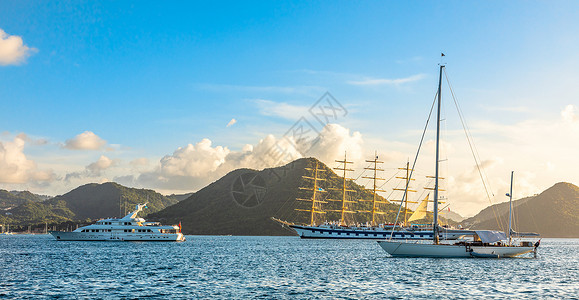 露西亚骑着大型海军剪刀的游艇在罗德尼湾停靠 罗德尼背景