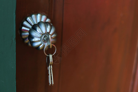 无钥匙进入门把手把钥匙放在木制门上 打开锁进入房间背景