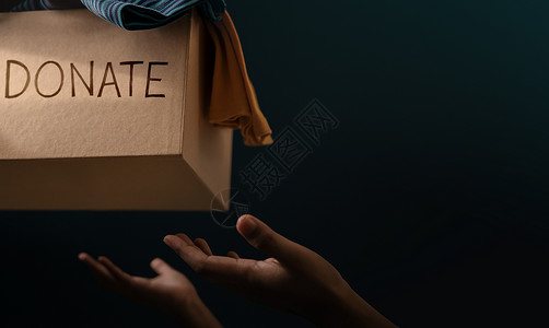 乞丐衣服素材捐助概念 志愿人员提供捐赠箱 并配有全背景