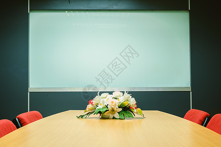 餐桌上有花的会议室背景图片