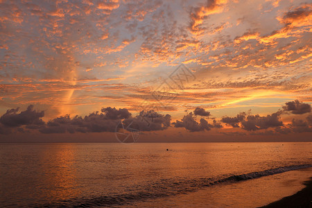 美丽的云彩的海岸线抽象背景 火焰橙色日落天空 巴厘岛印度尼西亚海滩惊人的日出 太棒了 (笑声)背景图片
