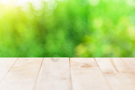 带绿色散景前景的木板复制空间背景图片