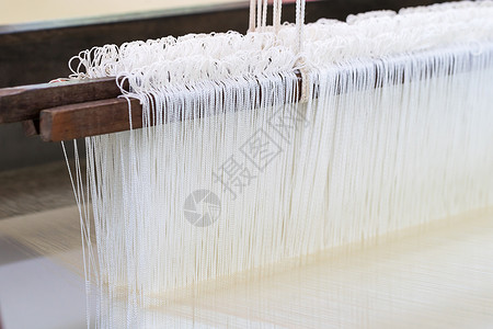 羽丝棉将丝棉编织在手工木质织布上工人纺织品丝绸技术织物材料卷轴纤维纺纱工厂背景