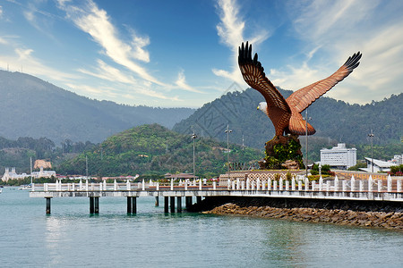 括号与鹰鹰形方形与鹰雕巨雕正对着马来西亚兰卡维的目光支撑旅游假期天空食物城市摊位村庄文化海洋背景