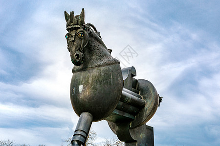 马尔格雷夫在安斯巴钦的侯爵府前拍下马雕像背景