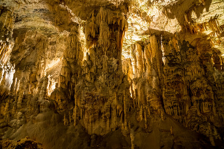 洞穴系统地下怪异的岩层编队钟乳石吸引力石窟石灰石建筑学石笋岩溶照明石头背景图片