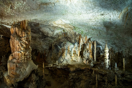 崩落洞穴系统地下怪异的岩层建筑学矿物旅行石头岩石旅游钟乳石照明洞穴学柱子背景