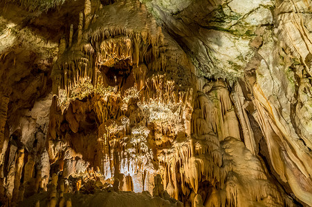 洞穴系统地下怪异的岩层旅游柱子岩石照明吸引力地质学石笋石灰石钟乳石石窟背景