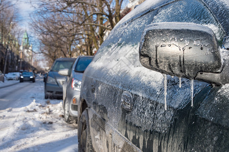 在蒙特利尔冰雨后 汽车上的厚层冰层高清图片