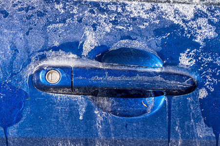汽车霜在蒙特利尔冰雨过后 深层的冰层覆盖着汽车窗户天气风暴气候盖子运输挡风玻璃季节镜子车辆背景