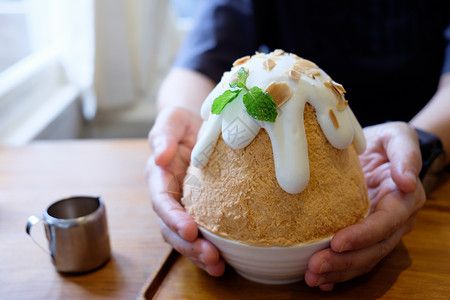 巴丁坎冻冻的Dessert朝韩沙冰 巴丁苏或宾素食物牛奶美食刮胡子盘子咖啡店甜点桌子小吃奶油背景