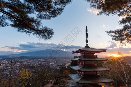 新仓山浅间神社朱瑞托塔塔 云天有藤山风景背景