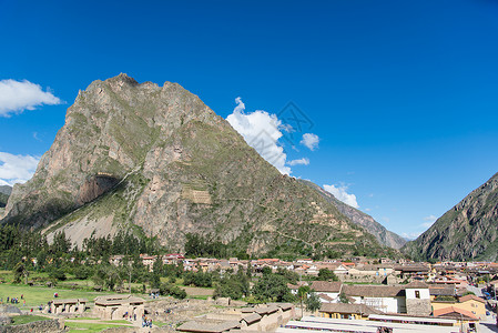 奥扬泰坦博Pinkuylluna山和奥兰太坦博镇 秘鲁库斯科附近印加圣谷背景
