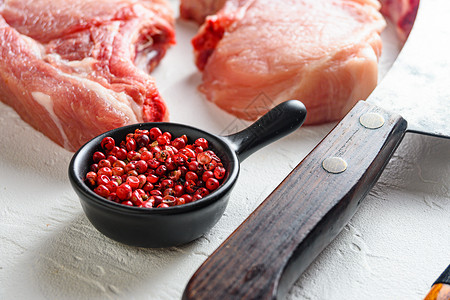 猪肉涨价了黑陶瓷碗中的玫瑰胡萝卜超过了Fresh有机生猪肉 这些肉是用于烤烤 烘烤或煎煮的 以及白面观烹饪的原料背景