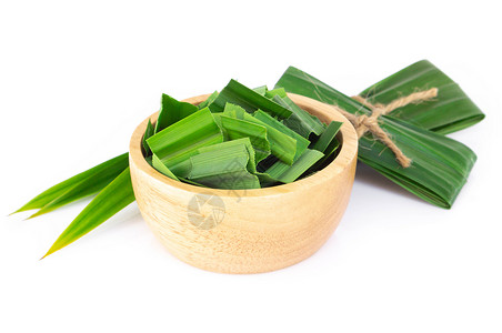新鲜的绿色板兰叶 木碗切片 隔绝在WH烹饪叶子白色香气香味植物树叶农业食物植物群背景图片