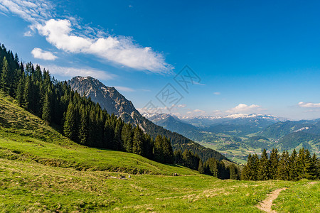 阿尔高阿尔卑斯山的登山之旅假期全景森林草地旅游山地行冒险旅行小屋首脑背景图片