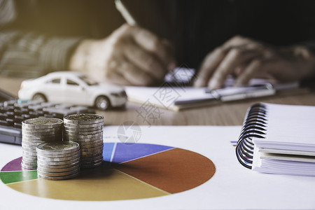 汽车保险和汽车服务 商家和玩具汽车硬币投资棕榈宣传运输注意力经济信号代理人金融背景图片