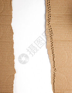 白色背景上撕破边缘的牛皮纸材料纸板棕色工艺回收框架床单背景图片
