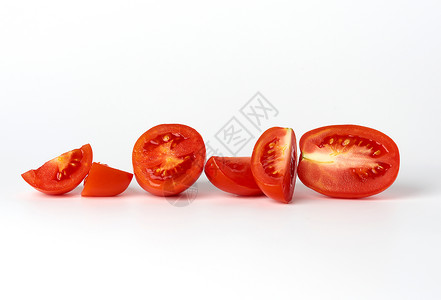 成熟的全红西红番茄和白色背景上的片段收成李子营养圆形蔬菜食物红色水果沙拉背景图片