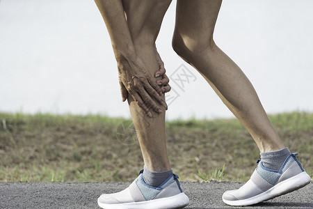 女人的腿伤得很重 腿痛 身体和身体都不好锻炼扭伤按摩赛跑者痛苦药品跑步男性治疗伤害背景
