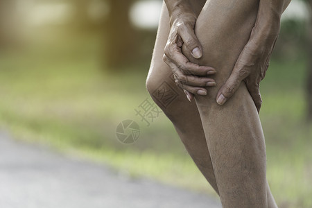 女人的腿伤得很重 腿痛 身体和身体都不好女性男性慢跑者痛苦伤害跑步按摩运动员女士运动背景