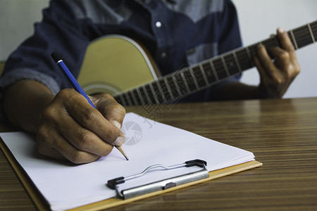 词曲作者收藏铅笔和用纸写歌词的作曲家演员吉他手玩家娱乐夜生活词曲乐趣歌曲细绳男人背景