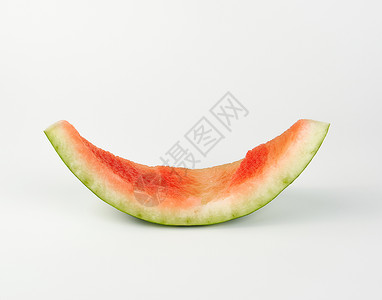 白色背景的红熟圆西瓜块状水果美食植物皮肤食物背景图片