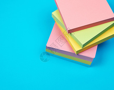 一堆五颜六色的空纸方形贴纸蓝色绿色床单粉色笔记记忆笔记纸邮政白色空白背景图片
