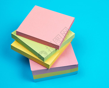 一堆五颜六色的空纸方形贴纸办公室粉色笔记白色商业床单蓝色邮政黄色笔记纸背景图片