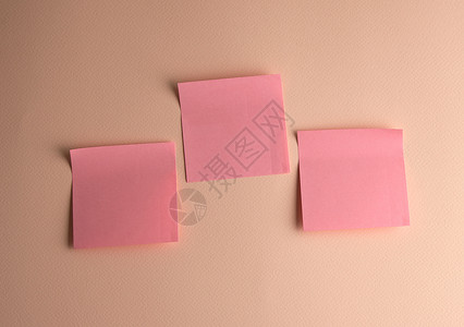 三张粉红纸贴纸贴在白背景上背景图片