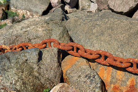 石头中铁生锈的船舶链背景图片