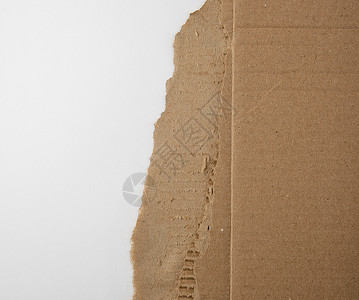 白色背景上撕破边缘的牛皮纸材料工艺回收空白棕色框架纸板背景图片