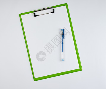 笔纸张夹子白色背景上的纸张剪贴板和蓝色笔背景