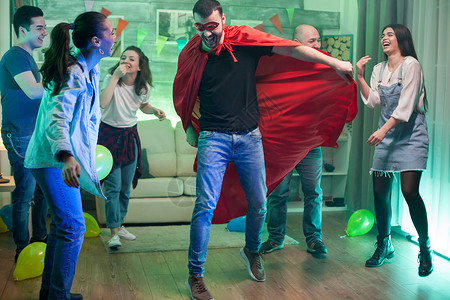 超级聚惠穿着超级超级英雄服装的白人男子喜悦男人派对超级英雄微笑气球女性酒精幸福团体背景